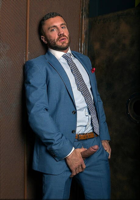 西班牙強壯公牛安東尼奧·米拉克爾 (Antonio Miracle) 和阿根廷公牛埃米爾·博斯卡托 (Emir Boscatto) 進行激烈肛交