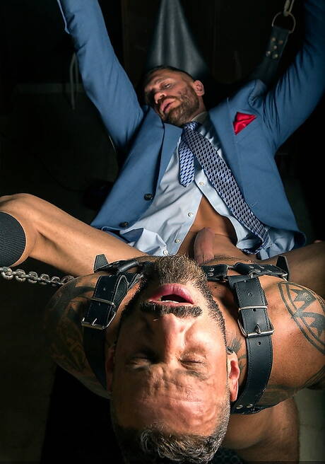 西班牙強壯公牛安東尼奧·米拉克爾 (Antonio Miracle) 和阿根廷公牛埃米爾·博斯卡托 (Emir Boscatto) 進行激烈肛交