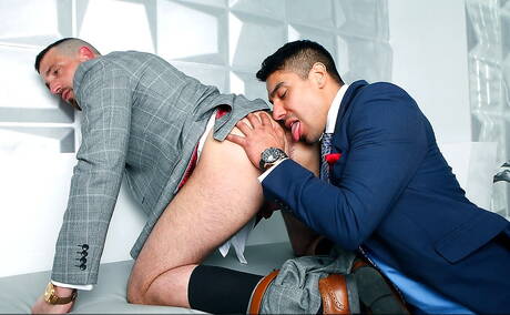 El musculoso Enzo Rimenez y el supersemental Salvador Mendoza tienen un buen sexo oral