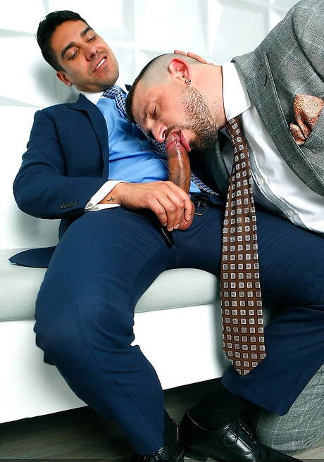 El musculoso Enzo Rimenez y el supersemental Salvador Mendoza tienen un buen sexo oral