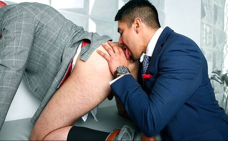 El musculoso Enzo Rimenez y el supersemental Salvador Mendoza tienen un buen sexo oral