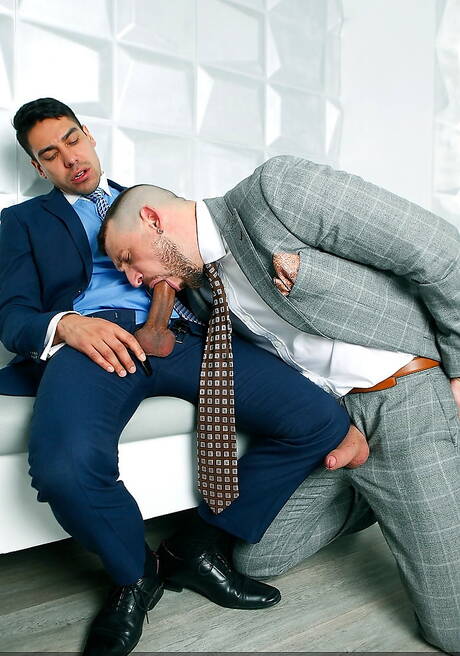 Men At Play: Well-built Enzo Rimenez and superstud Salvador Mendoza have a good oral sex