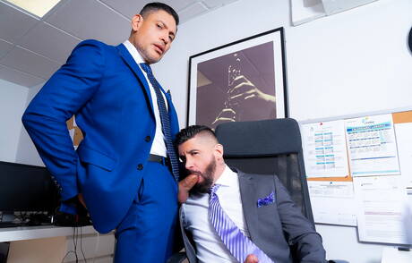 Der sexy Hengst John Rodriguez und der sinnliche Junge Justin Jett haben guten Analsex