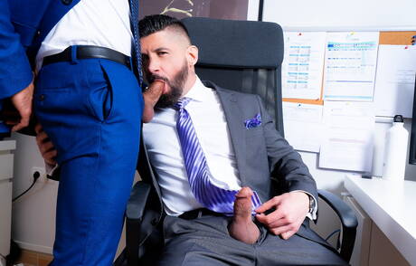 Der sexy Hengst John Rodriguez und der sinnliche Junge Justin Jett haben guten Analsex