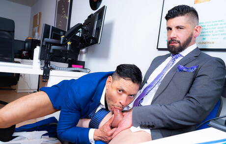 Der sexy Hengst John Rodriguez und der sinnliche Junge Justin Jett haben guten Analsex
