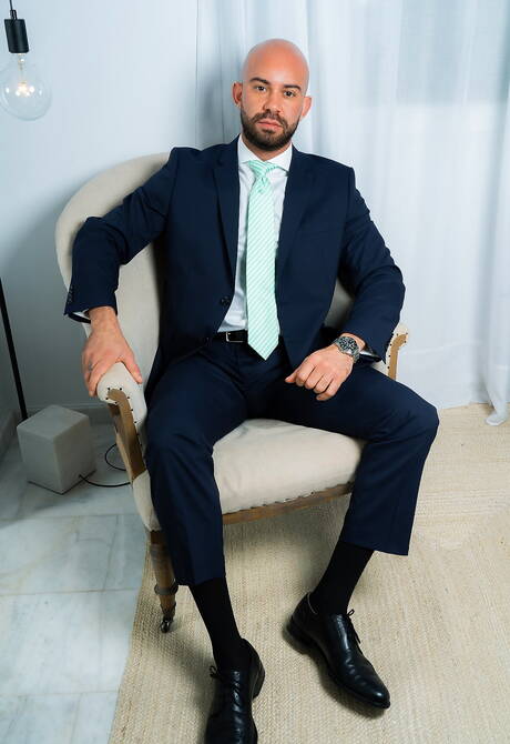 ハスキーな男ブルーノ・マックスとたくましいドナート・レイエスがバスルームでアナルセックスを楽しむ