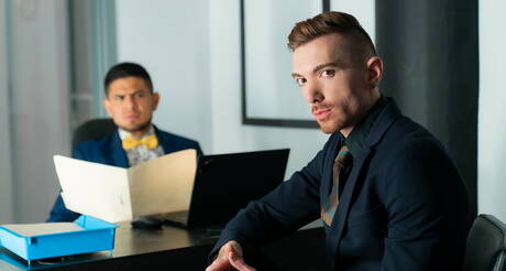 Superstud King Heart gioca con il cazzo