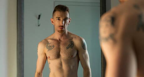 Superstud King Heart gioca con il cazzo