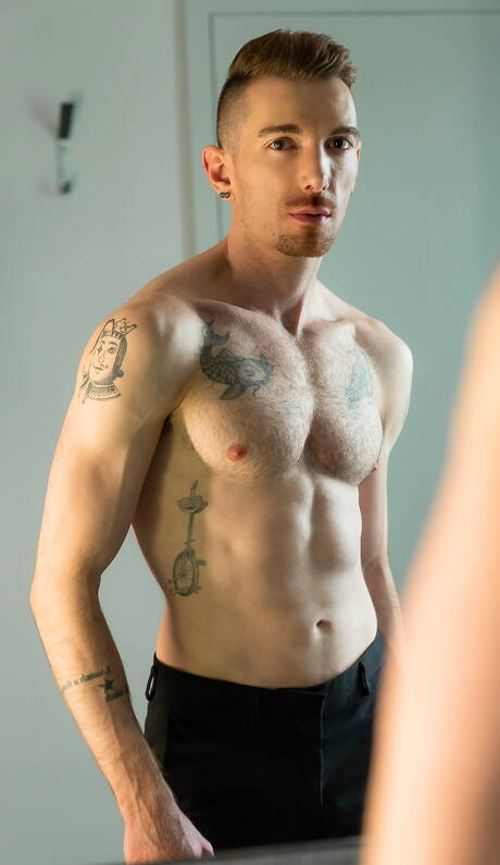 Superstud King Heart gioca con il cazzo