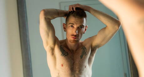 Superstud King Heart gioca con il cazzo