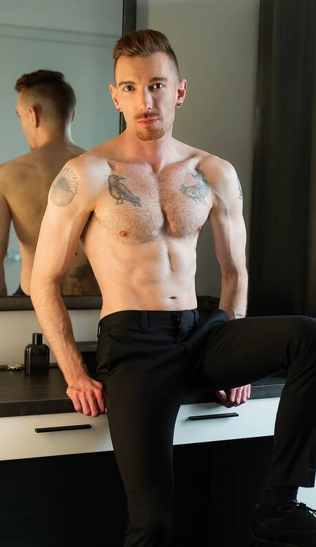 Superstud King Heart gioca con il cazzo