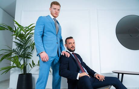 Der attraktive Sean Weiss und der starke Mann Sir Peter bohren einen Arsch