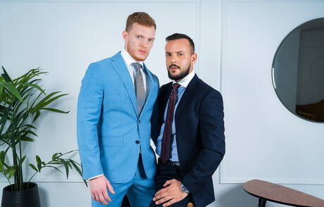 Der attraktive Sean Weiss und der starke Mann Sir Peter bohren einen Arsch