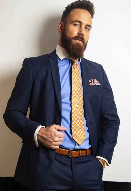 Australijski husky Leander i holenderski siłacz Logan Moore ruchają się w dupę po ssaniu w kuchni