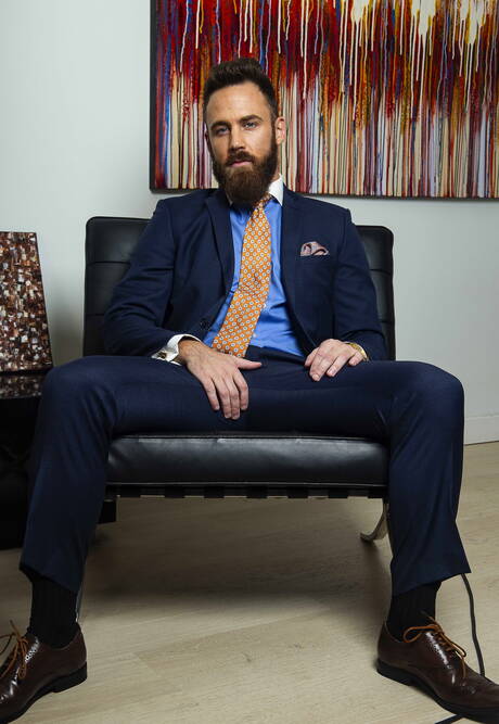 Australijski husky Leander i holenderski siłacz Logan Moore ruchają się w dupę po ssaniu w kuchni