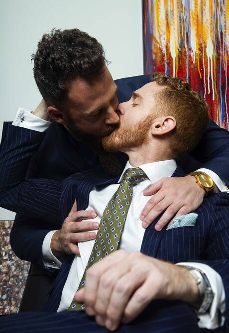 Australijski husky Leander i holenderski siłacz Logan Moore ruchają się w dupę po ssaniu w kuchni