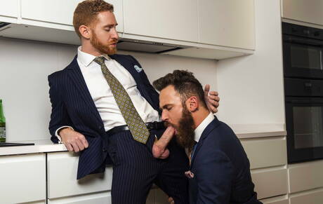 Australijski husky Leander i holenderski siłacz Logan Moore ruchają się w dupę po ssaniu w kuchni