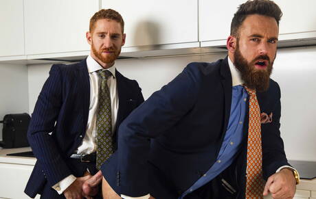 Australijski husky Leander i holenderski siłacz Logan Moore ruchają się w dupę po ssaniu w kuchni