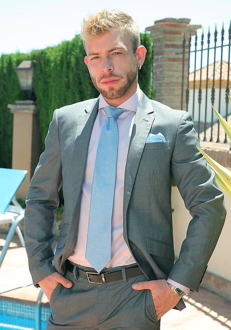 俄羅斯帥哥 Dato Foland 和英國毛茸茸帥哥 Gabriel Phoenix 在泳池口交後操屁股