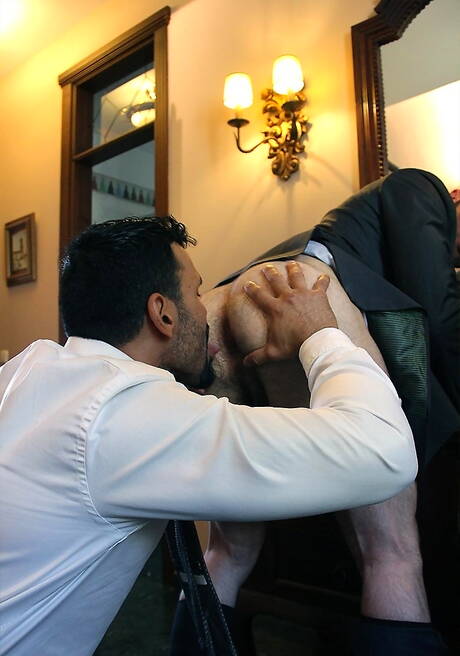 Der haarige spanische Hengst Dario Beck und der venezolanische Otter Jean Franko ficken nach dem Schwanzlutschen