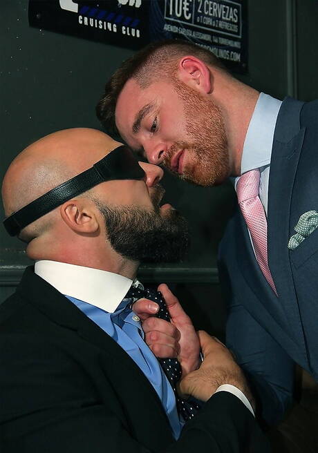 Engelse harige beer Jonas Jackson en Italiaanse homobeer Max Duro boren een kont