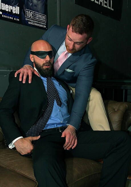 Engelse harige beer Jonas Jackson en Italiaanse homobeer Max Duro boren een kont