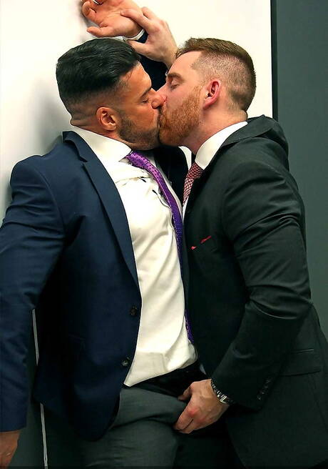 Il muscoloso Gabriel Lunna e il super stallone Jonas Jackson si godono un bel sesso anale