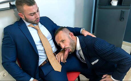 Der Muskelprotz Diego Reyes und der gut gebaute Vadim Romanov haben guten Analsex