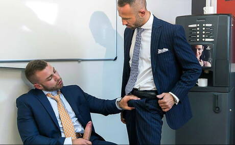 Der Muskelprotz Diego Reyes und der gut gebaute Vadim Romanov haben guten Analsex