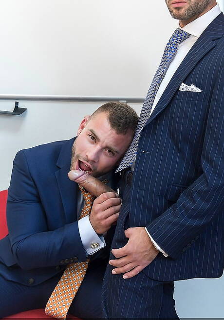 Men At Play: Beefcake Diego Reyes and well-built Vadim Romanov have a good anal sex