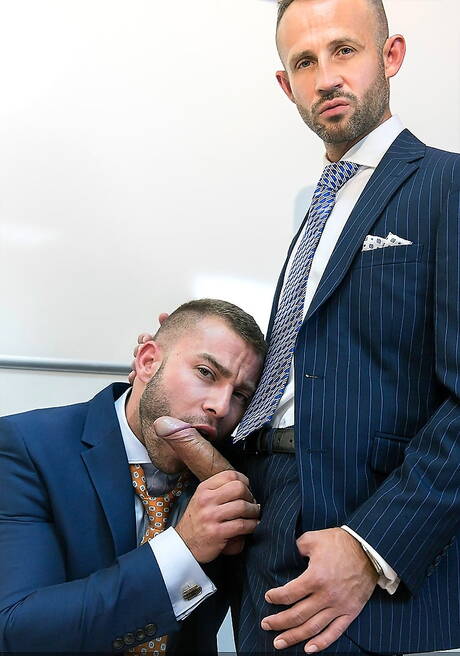 Der Muskelprotz Diego Reyes und der gut gebaute Vadim Romanov haben guten Analsex