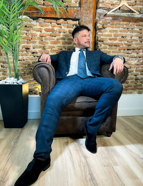 Der harte Kerl Little Brako wichst