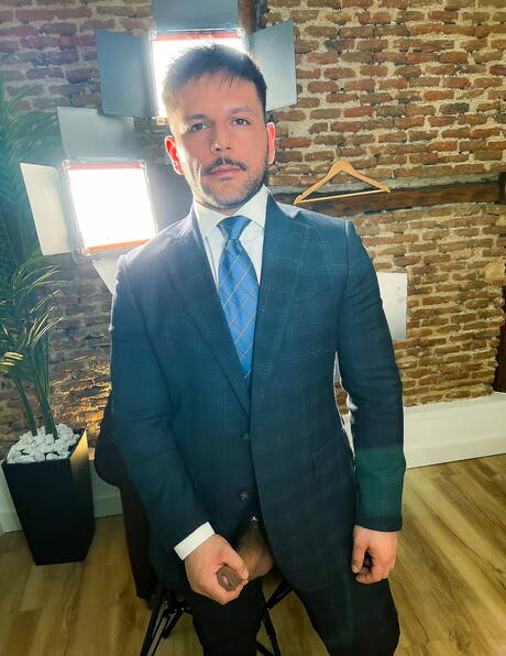 Der harte Kerl Little Brako wichst