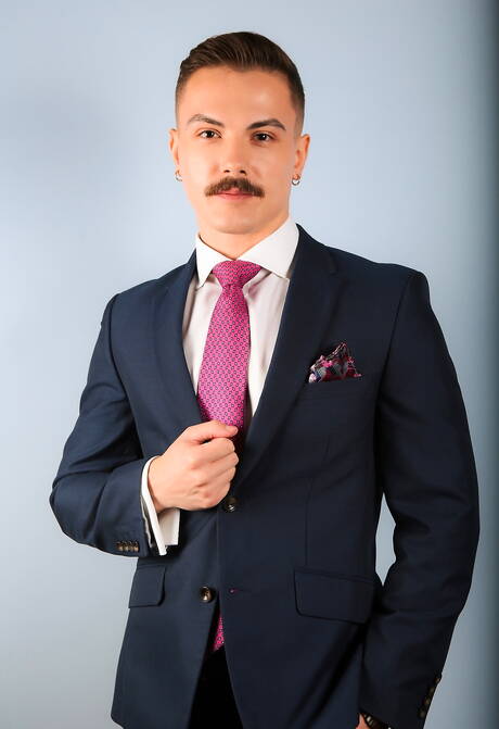 Die versauten Jungs Austin Sugar, Jonas Jackson und Manuel Skye bohren im Badezimmer einen Arsch