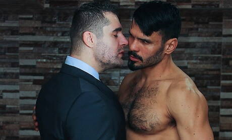 Der Hengst Isaac Eliad und der haarige venezolanische Hengst Jean Franko ficken in den Arsch, nachdem sie am Pool einen Schwanz gelutscht haben