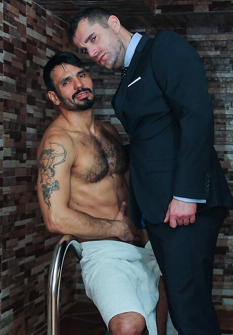 Der Hengst Isaac Eliad und der haarige venezolanische Hengst Jean Franko ficken in den Arsch, nachdem sie am Pool einen Schwanz gelutscht haben