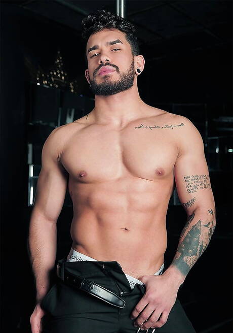 Der starke lateinamerikanische Bulle Emir Boscatto und der starke spanische Bulle Pietro Duarte haben heißen Sex