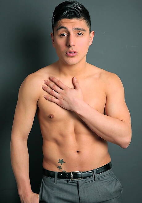 Der Hengst Frank Valencia und der heiße Latino-Twink Ken Summers haben guten Sex