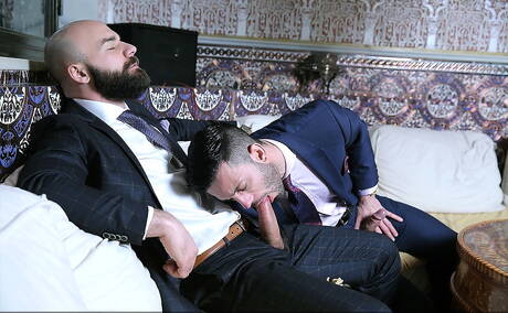 Braziliaanse superstud Andy Star en Italiaanse volwassen beer Max Duro maken de liefde