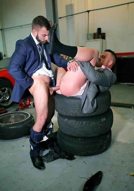 O super garanhão Diego Reyes e o garanhão Gabriel Lunna fodem a bunda depois de chupar um pau