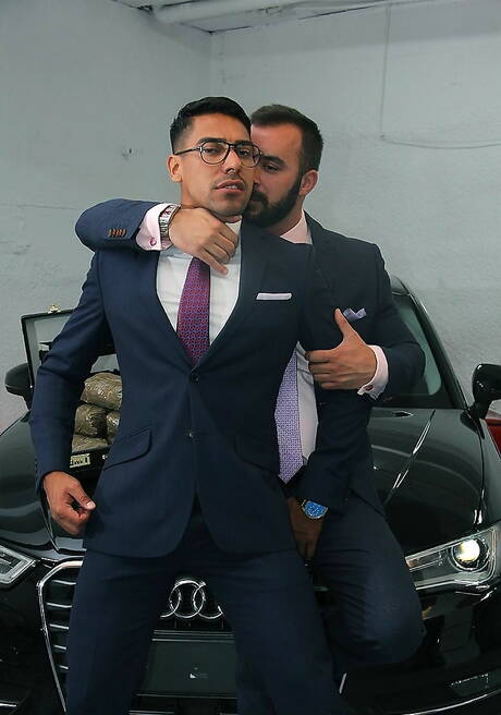 Men At Play: Hot guy Salvador Mendoza and sensual dude Xavi Duran have anal sex