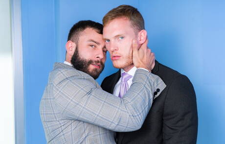 Der bullige Diego Reyes und der harte Kerl Sean Weiss lutschen und ficken sich gegenseitig