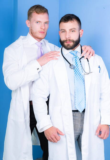 Der bullige Diego Reyes und der harte Kerl Sean Weiss lutschen und ficken sich gegenseitig