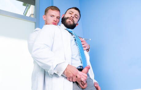 Der bullige Diego Reyes und der harte Kerl Sean Weiss lutschen und ficken sich gegenseitig