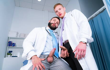 Der bullige Diego Reyes und der harte Kerl Sean Weiss lutschen und ficken sich gegenseitig