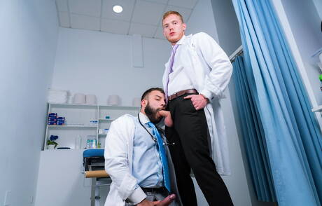 Der bullige Diego Reyes und der harte Kerl Sean Weiss lutschen und ficken sich gegenseitig