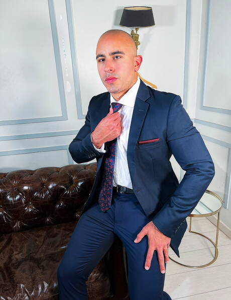 ラテン系のハスキーな男、アラン・ヴィンチェンツォが裸でポーズをとり、お尻を見せる