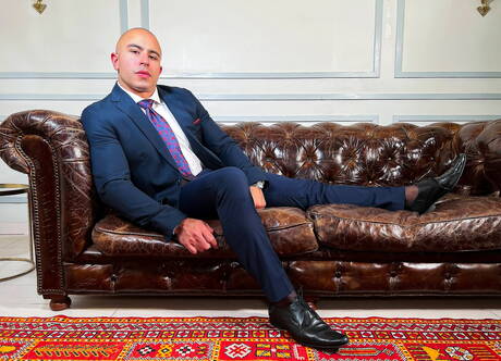 ラテン系のハスキーな男、アラン・ヴィンチェンツォが裸でポーズをとり、お尻を見せる