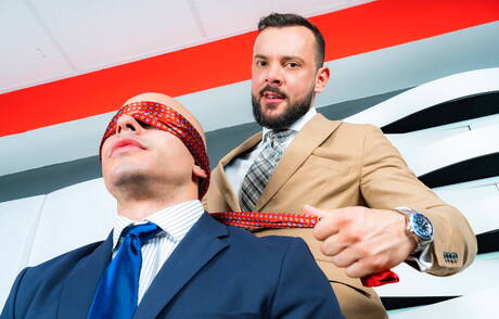 筋肉質なアラン・ヴィセンゾとポルトガルの毛深い熊、サー・ピーターはボンデージが大好き