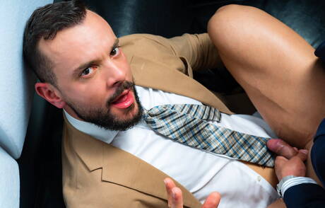 筋肉質なアラン・ヴィセンゾとポルトガルの毛深い熊、サー・ピーターはボンデージが大好き